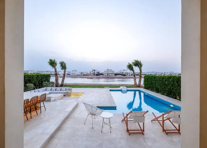 Luxury 4br + Nanny • Ancient Sands *